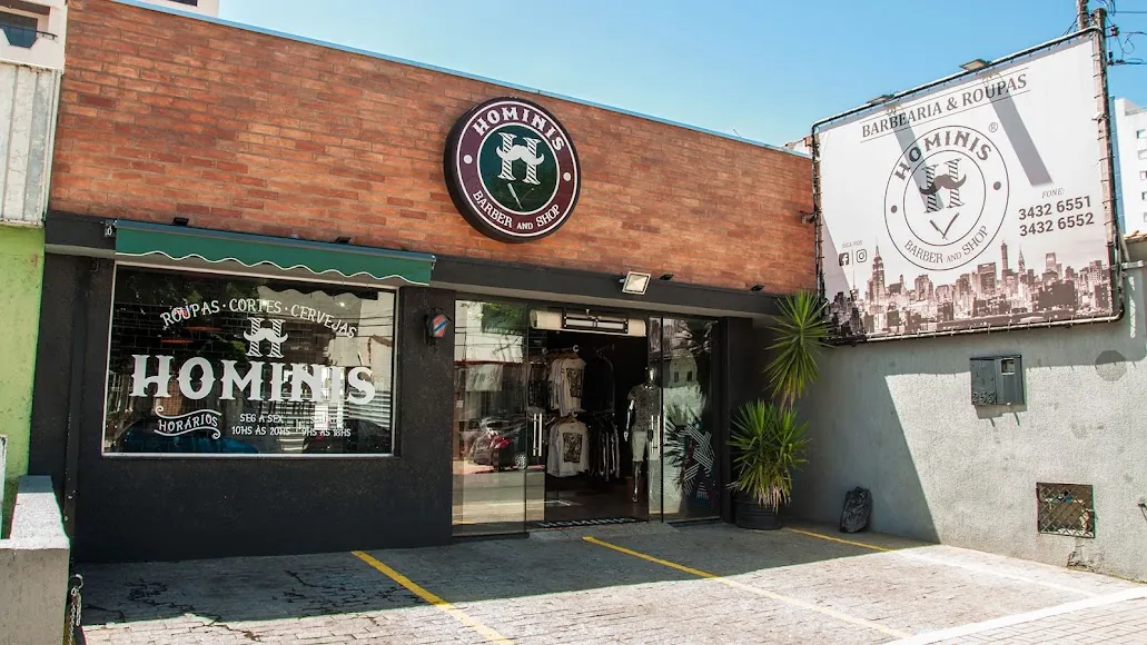 Fachada da Hominis Barber and Shop no Centro de Taubaté
