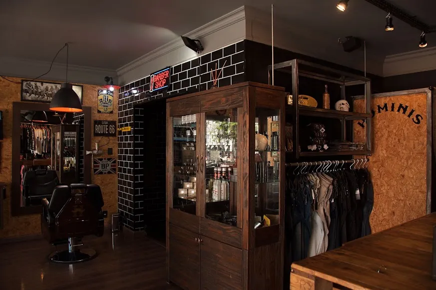Interior da Hominis com cadeira de barbeiro, vitrine de produtos e roupas